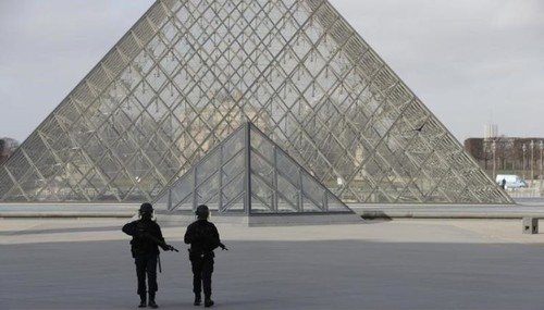 Tentative d’attaque «terroriste» au Louvre de Paris - ảnh 1